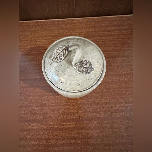 Handmade vintage - Ceramic Lidded Jar with Leaf Handle - Picture 2 of 7